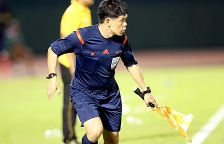 Trọng tài bị xả súng sang Việt Nam làm trợ lý ảnh 1 Trọng tài bị xả súng sang Việt Nam làm trợ lý ảnh 1