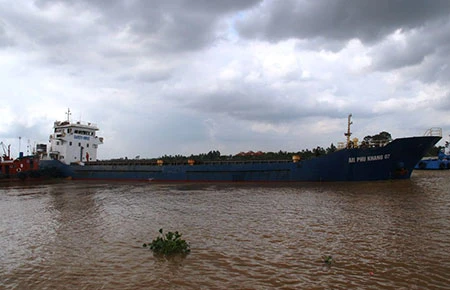 Đi nhầm luồng, tàu ngàn tấn va phải đá ngầm ảnh 1