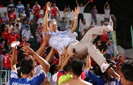 Khóa sổ V-League 2014: Vua mới! ảnh 2