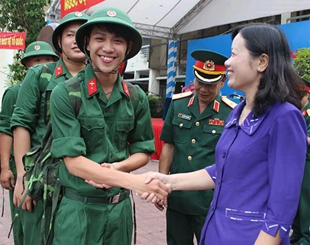 Cán bộ, công chức cũng lên đường nhập ngũ ảnh 2