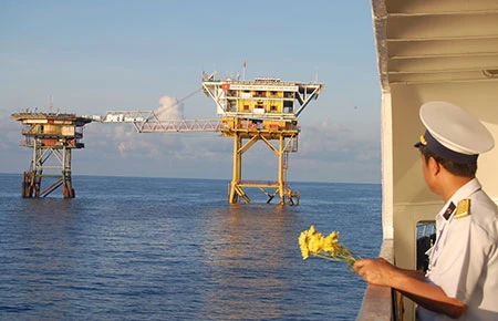 Các anh đã hóa thân cùng sóng nước đại dương... ảnh 1