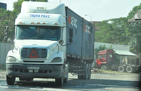 Xe dồn tải ngay khi rời cảng ảnh 4