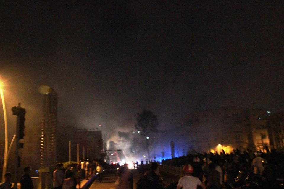 Một người thiệt mạng trong vụ cháy lớn hai quán Karaoke gần cầu Lê Văn Sĩ ảnh 14