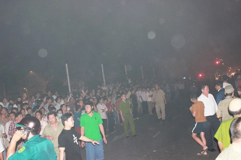 Một người thiệt mạng trong vụ cháy lớn hai quán Karaoke gần cầu Lê Văn Sĩ ảnh 12