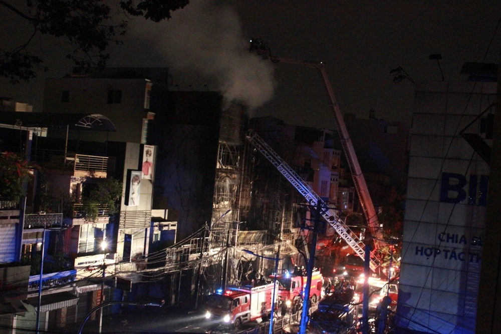 Một người thiệt mạng trong vụ cháy lớn hai quán Karaoke gần cầu Lê Văn Sĩ ảnh 5