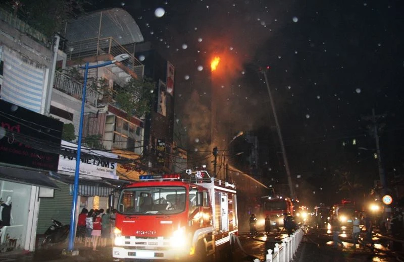 Một người thiệt mạng trong vụ cháy lớn hai quán Karaoke gần cầu Lê Văn Sĩ ảnh 15