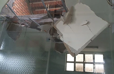 Trụ sở ủy ban sập, cán bộ phải di dời khẩn cấp ảnh 1