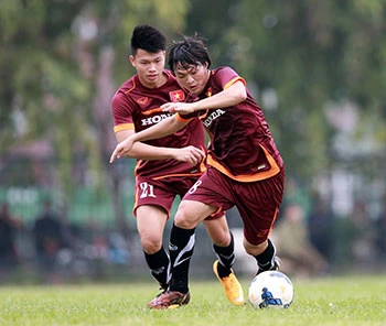 HLV Miura vừa xay gạo vừa bế em ảnh 2