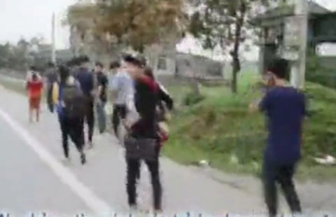 Chủ xe, tài xế ăn vạ khi bị CSGT ‘vịn’ ảnh 3