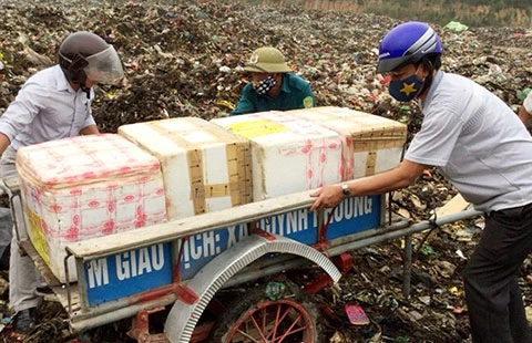 Phát hiện gần một tấn nội tạng thối trên xe khách ảnh 1