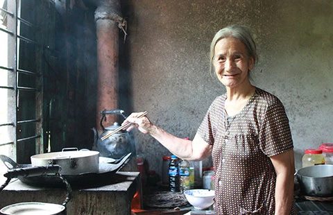 Mẹ già và đàn con suốt ngày chỉ biết ‘cười’ ảnh 2