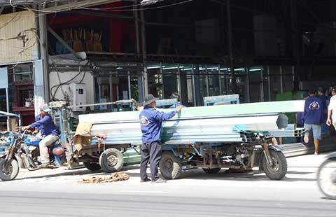 Kinh hãi với xe ba bánh chở vật liệu ảnh 2 Kinh hãi với xe ba bánh chở vật liệu ảnh 2