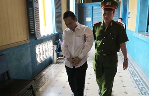 Mẹ ôm con khóc trước sân tòa… ảnh 1