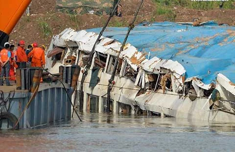 Thảm kịch tàu du lịch Ngôi sao phương Đông: Đưa xác tàu lên mặt nước ảnh 1
