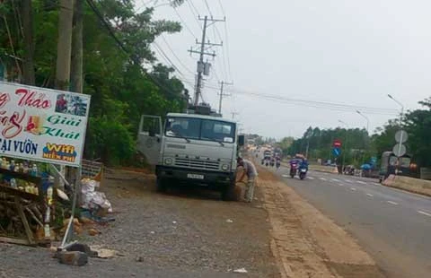 Hút trộm xăng dầu giữa quốc lộ ảnh 3