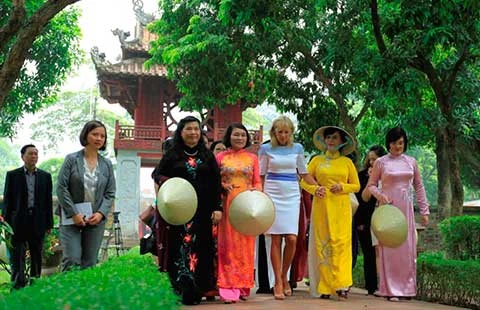 Phu nhân phó tổng thống Hoa Kỳ thăm Văn Miếu Quốc Tử Giám ảnh 1