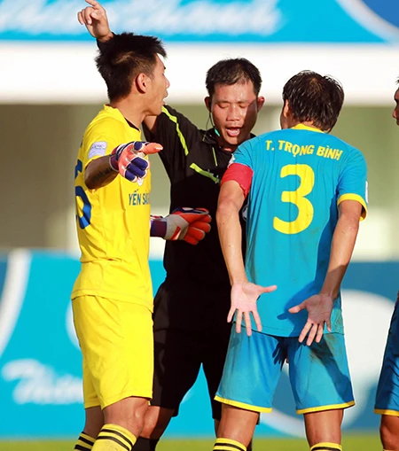 Tiếng còi và đầu nóng trên sân Long An ảnh 1