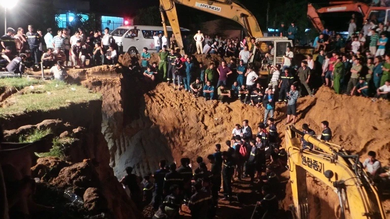 ‘Cuộc chiến’ ở Bình Dương và ‘cuộc chơi’ ở phố đi bộ ảnh 1