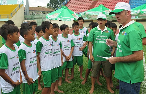 Thầy Giôm tạm quên nỗi lo xuống hạng, lên TP.HCM tuyển sinh học viện ảnh 1