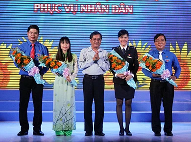 Cán bộ nghĩ cách làm cho dân khỏe ảnh 2