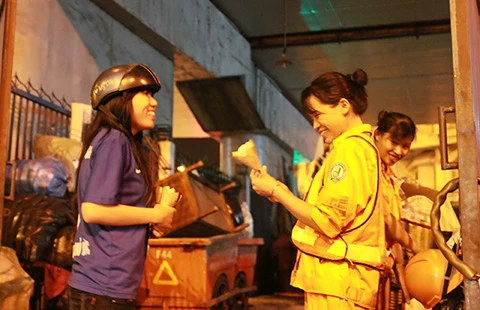 Tặng hoa cho người quét rác ảnh 1