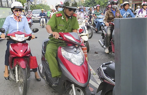 Ý thức giao thông quá kém! ảnh 1