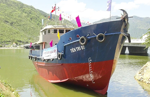 Hạ thủy tàu vỏ thép hậu cần cho ngư dân Lý Sơn ảnh 1