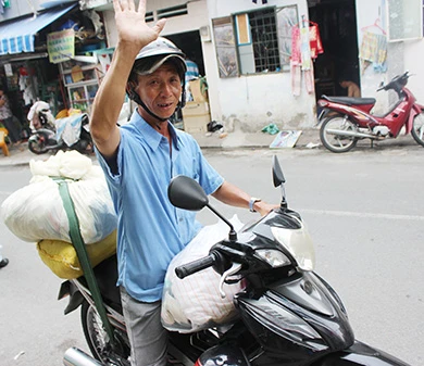 Sắm xe Jeep đi xin quà cho người nghèo ảnh 3