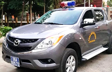 Đình chỉ cảnh sát tát em họ giữa sân bóng ảnh 2