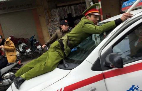 CSGT có nên nhảy lên nắp capô xe? ảnh 4