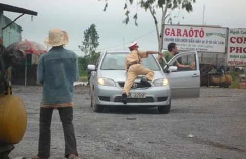 CSGT có nên nhảy lên nắp capô xe? ảnh 6