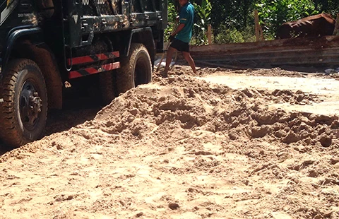 Nạn hút cát lậu làm chết suối Máu ảnh 2