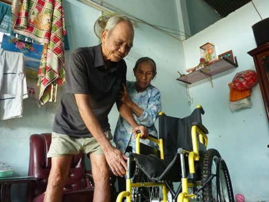 Ấm tình công nhân lo cho bà cụ nhặt ve chai ảnh 2