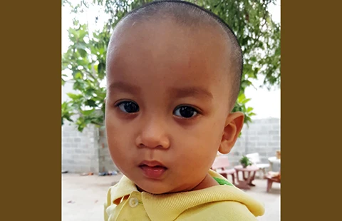 Đôi mắt buồn của thằng bé bị bỏ rơi ảnh 1 Đôi mắt buồn của thằng bé bị bỏ rơi ảnh 1