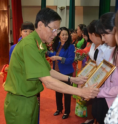 Cứu vợ thoát chết khỏi tay chồng ảnh 2