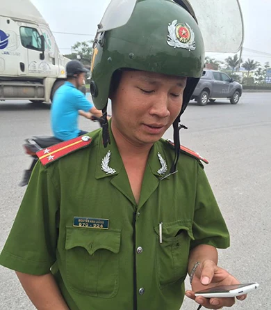 Công an cho lái xe vay tiền đóng phí ảnh 2 Công an cho lái xe vay tiền đóng phí ảnh 2