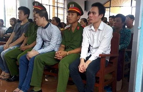 Ba bị cáo Ca, Nhựt, Khang (từ trái qua) tại phiên tòa ngày 23-6. Ảnh: PL