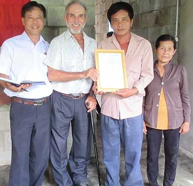 Ông Tây xây hàng trăm căn nhà cho người nghèo ảnh 2