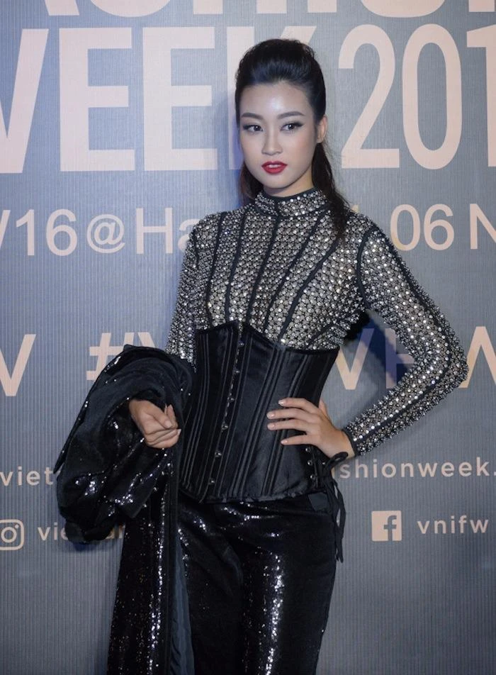 Hoa hậu Đỗ Mỹ Linh diện trang phục đính kết cầu kỳ, cá tính trong bộ sưu tập mới nhất của nhà thiết kế Chung Thanh Phong. Ảnh VTC