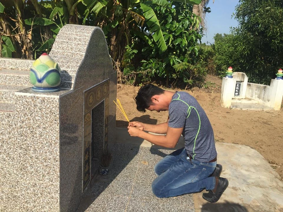 Sau gần 500 ngày trong trại tạm giam, về nghe tin cha đã chết, Sệt nghẹn ngào đi 300 cây số trong đem về que thắp nén nhang cho cha