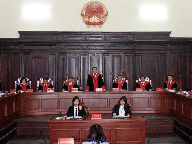 Nên cho hội thẩm mặc áo thụng khi xét xử ảnh 2