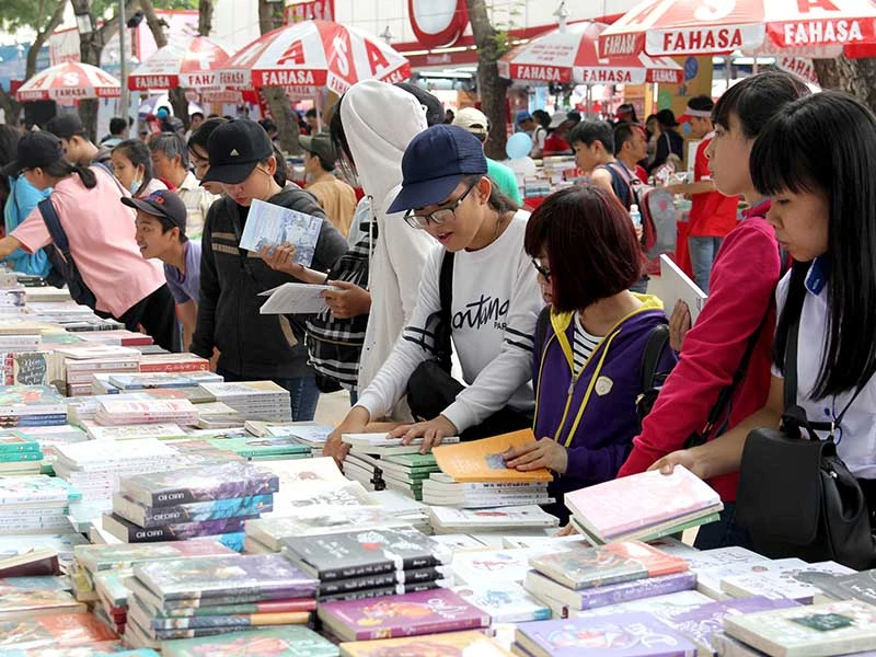 Đường hoa trở lại trên phố đi bộ ảnh 3