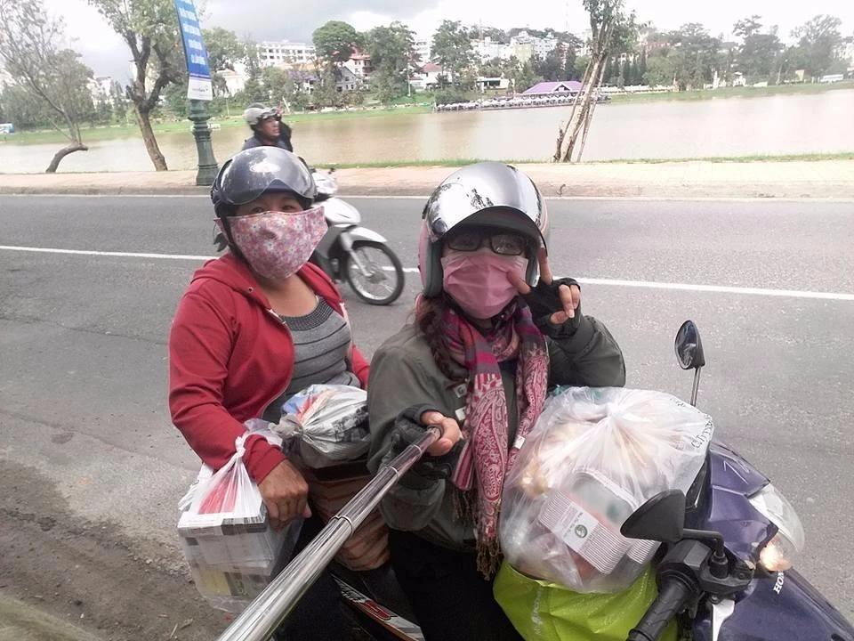 Hồng Tím và mẹ trong một chuyến đi phượt Đà Lạt. 