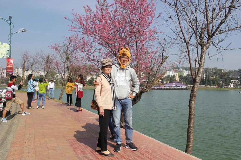 Hai bà cháu Phan Thế Khương trong hành trình khám phá Đà Lạt