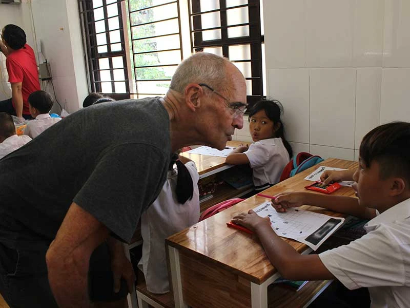 Ông Tây dạy tiếng Anh và sở thích ánh nắng đặc biệt ảnh 1