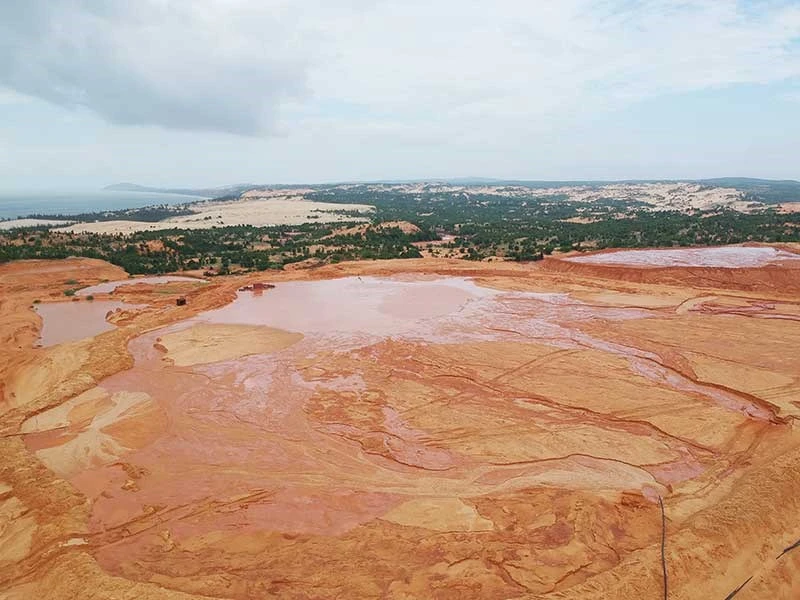 Những hồ bùn đỏ khổng lồ chực chờ gây họa - ảnh 1