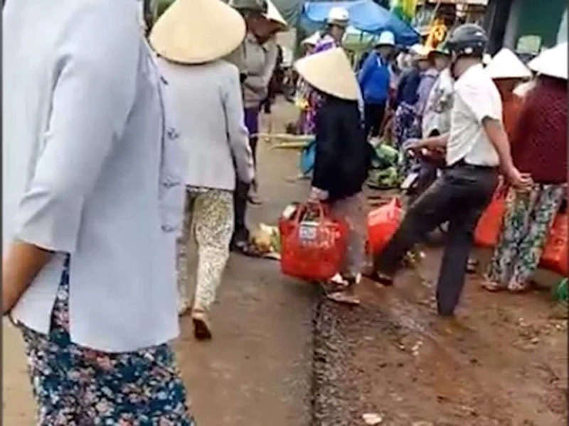 Phải xử nghiêm trưởng công an đá văng thau cá! ảnh 2