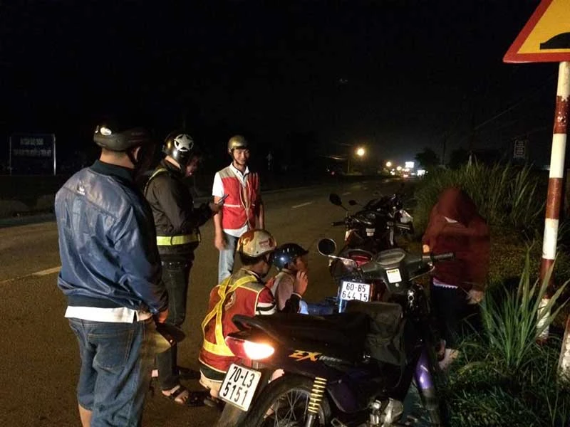 Dân tặng ... xăng cho Đội cứu nạn giao thông ảnh 2 Dân tặng ... xăng cho Đội cứu nạn giao thông ảnh 2