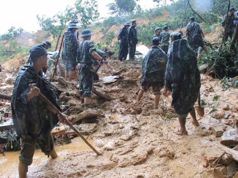 Miền Trung vẫn chìm sâu trong nước lũ ảnh 2