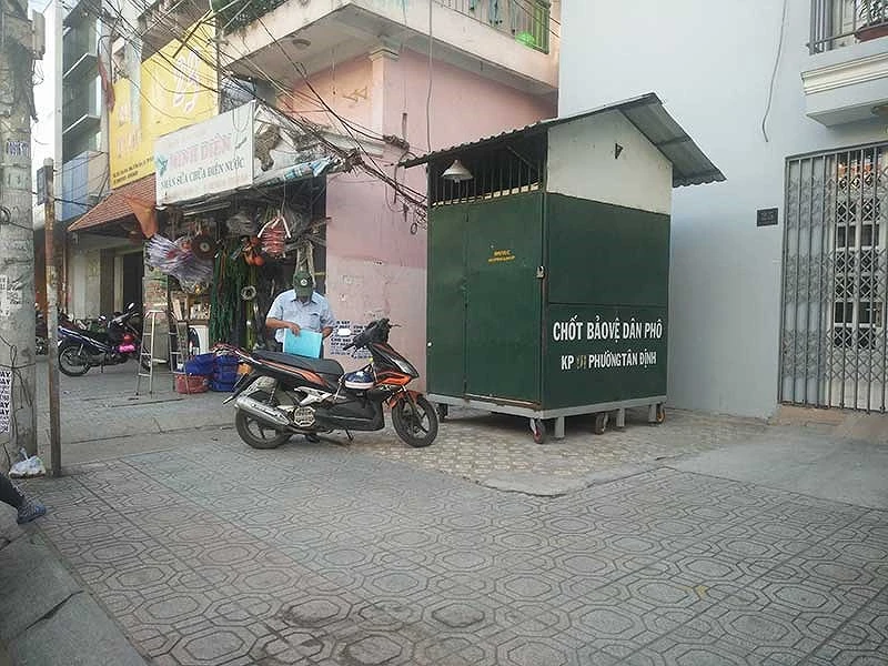 Tháo dỡ bạt che hàng loạt, dân phản ứng ảnh 2